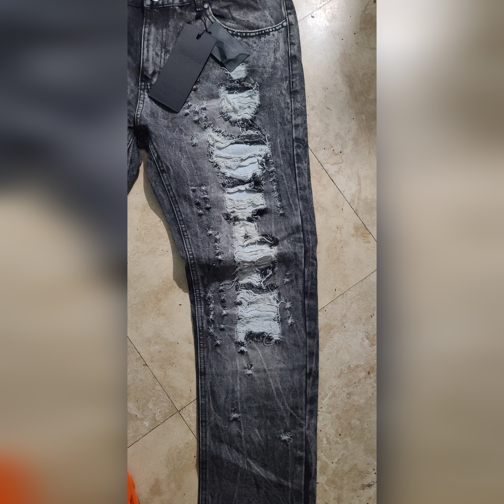 Distressed jeans - Picture 3 of 4